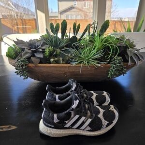 Womens Adidas Black and White Athletic Shoes Size 7.5